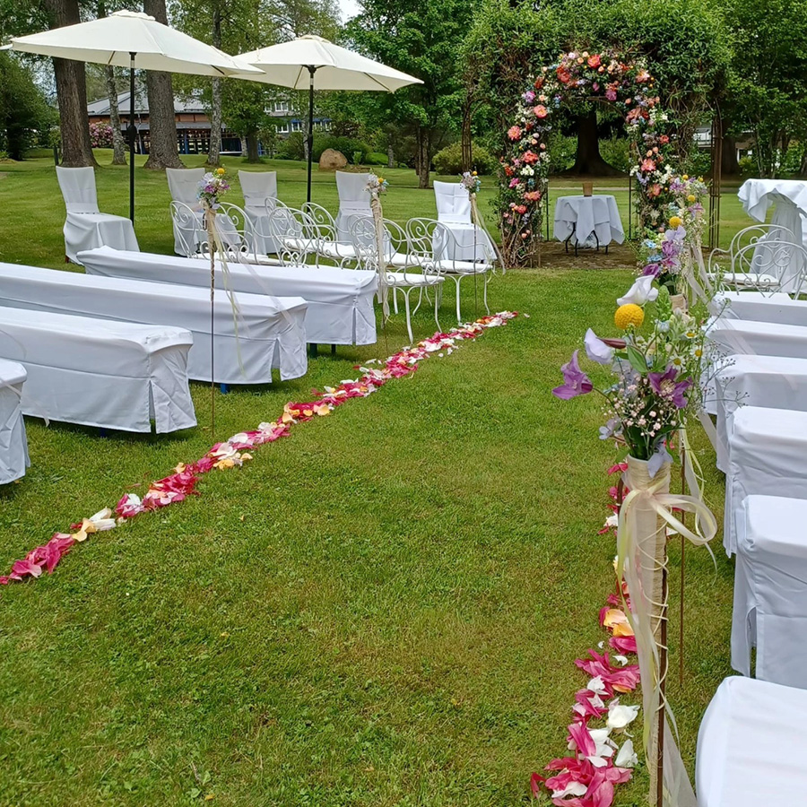 Hochzeit Outdoor Blumendeko